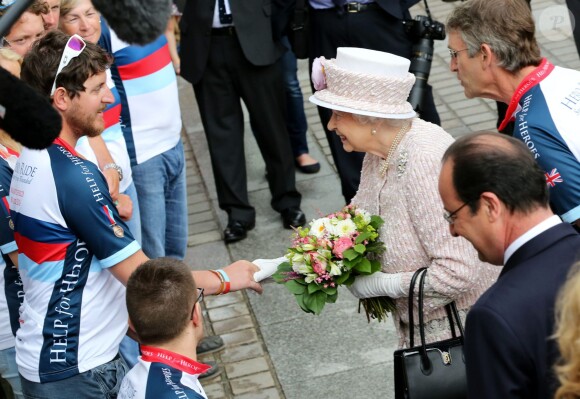La reine Elizabeth II d'Angleterre à l'occasion d'une visite du marché aux fleurs - qui porte le nom Elizabeth II - à Paris le 7 juin 2014.