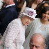 La reine Elizabeth II d'Angleterre à l'occasion d'une visite du marché aux fleurs - qui porte le nom Elizabeth II - à Paris le 7 juin 2014.