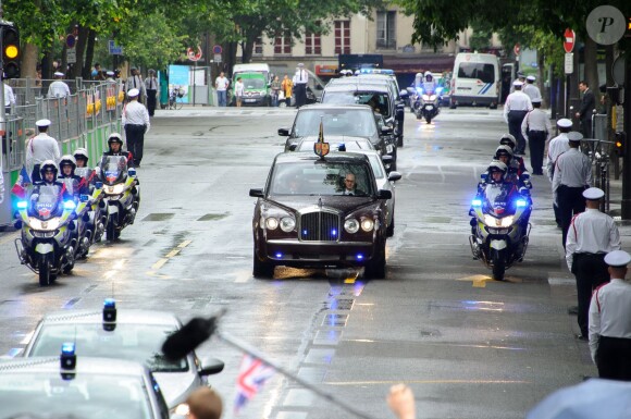 La reine Elizabeth II d'Angleterre arrive à la mairie de Paris le 7 juin 2014.