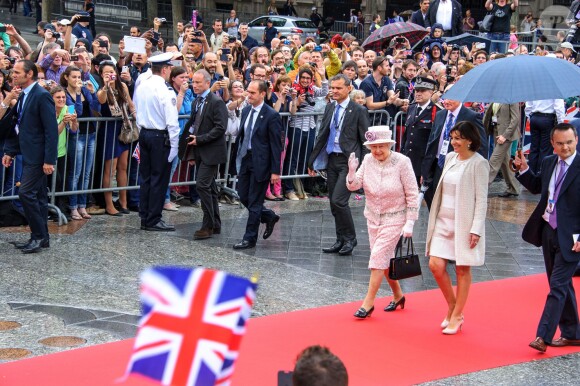 Anne Hidalgo, la reine Elizabeth II d'Angleterre à la mairie de Paris le 7 juin 2014.