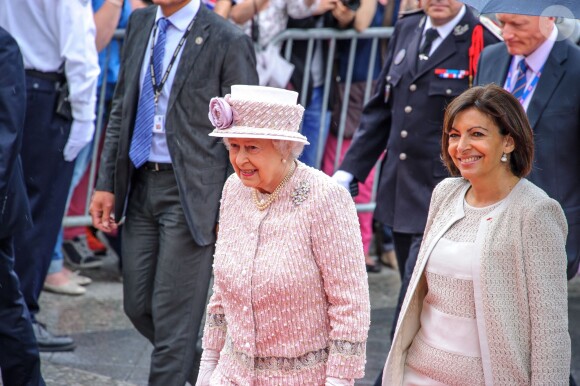 Anne Hidalgo, la reine Elizabeth II d'Angleterre à la mairie de Paris le 7 juin 2014.
