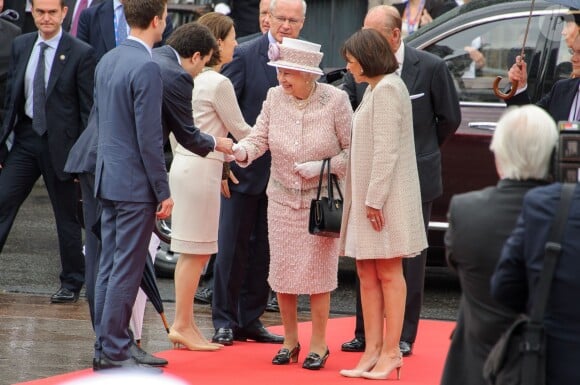 Anne Hidalgo, la reine Elizabeth II d'Angleterre à la mairie de Paris le 7 juin 2014.
