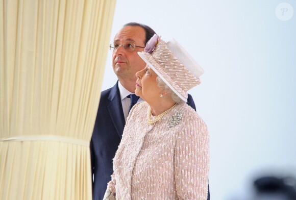 La reine Elizabeth II d'Angleterre, François Hollande à la mairie de Paris le 7 juin 2014.