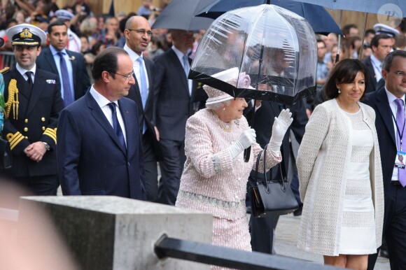 Anne Hidalgo, la reine Elisabeth II d'Angleterre, François Hollande à la mairie de Paris le 7 juin 2014.