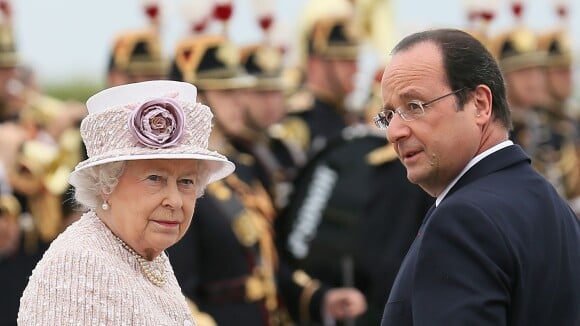 Elizabeth II, adulée et radieuse devant François Hollande et Anne Hidalgo