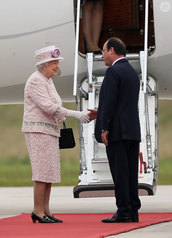 La reine Elizabeth II d'Angleterre, François Hollande - La reine Elizabeth II quitte la France, Villacoublay le 7 juin 2014.
