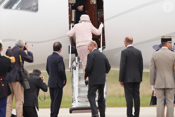 La reine Elizabeth II d'Angleterre, François Hollande - La reine Elizabeth II quitte la France, Villacoublay le 7 juin 2014.
