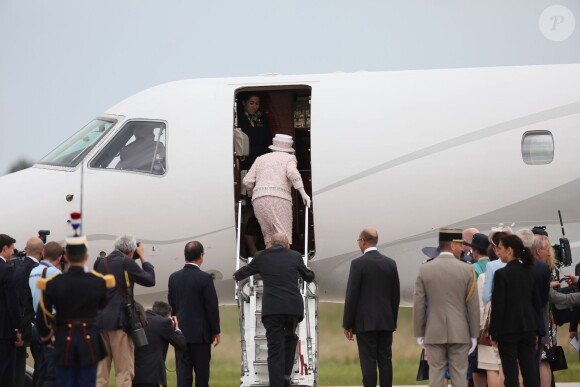 La reine Elizabeth II d'Angleterre, François Hollande - La reine Elizabeth II quitte la France, Villacoublay le 7 juin 2014.