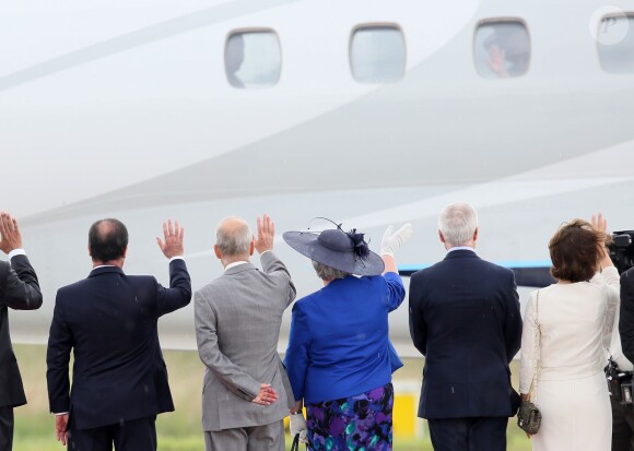 La reine Elizabeth II d'Angleterre, François Hollande - La reine Elizabeth II quitte la France, Villacoublay le 7 juin 2014.