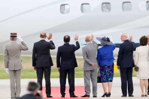 La reine Elizabeth II d'Angleterre, François Hollande - La reine Elizabeth II quitte la France, Villacoublay le 7 juin 2014.