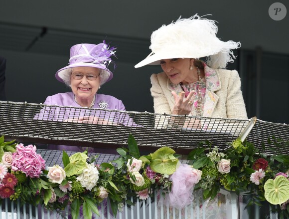 Elizabeth II et la princesse Michael de Kent au Derby Day, Epsom Downs Racecourse, dans le Surrey, le 7 juin 2014.