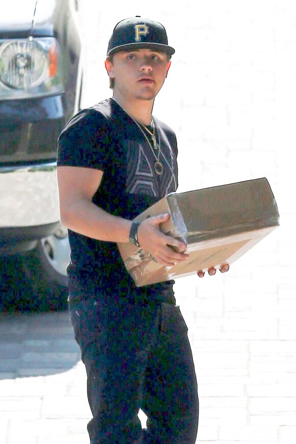Prince Jackson s'est trouvé un petit boulot et livre un colis à Bel Air (Los Angeles), le samedi 7 juin 2014.