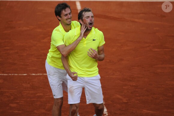 Julien Benneteau et Edouard Roger-Vasselin célèbrent leur titre en double lors des Internationaux de France à Paris à Roland-Garros, le 7 juin 2014 face à Marcel Granollers et Marc Lopez