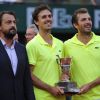 Julien Benneteau et Edouard Roger-Vasselin ont reçu des mains de Henri Leconte leur trophée décroché à Roland-Garros en double, le 7 juin 2014