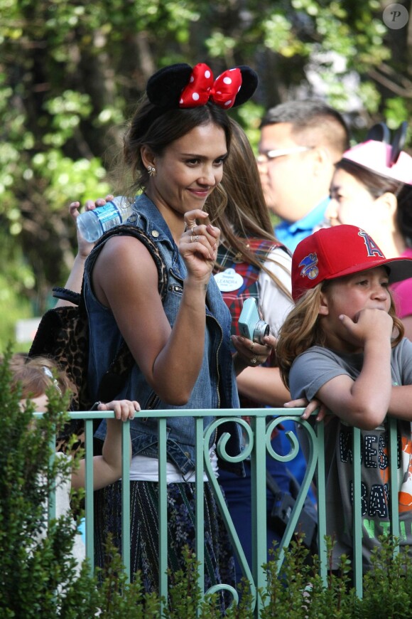 Jessica Alba a passé la journée à Disneyland Resort avec son mari Cash Warren et ses filles Honor et Haven, le 9 juin 2014 à Los Angeles. 