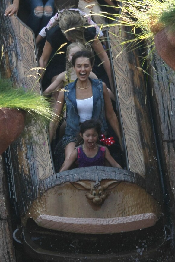 Jessica Alba a passé la journée à Disneyland Resort avec son mari Cash Warren et ses filles Honor et Haven, le 9 juin 2014 à Los Angeles. 