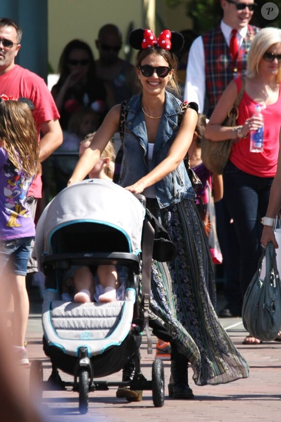 La jolie Jessica Alba a passé la journée à Disneyland Resort avec son mari Cash Warren et ses filles Honor et Haven, le 9 juin 2014 à Los Angeles.