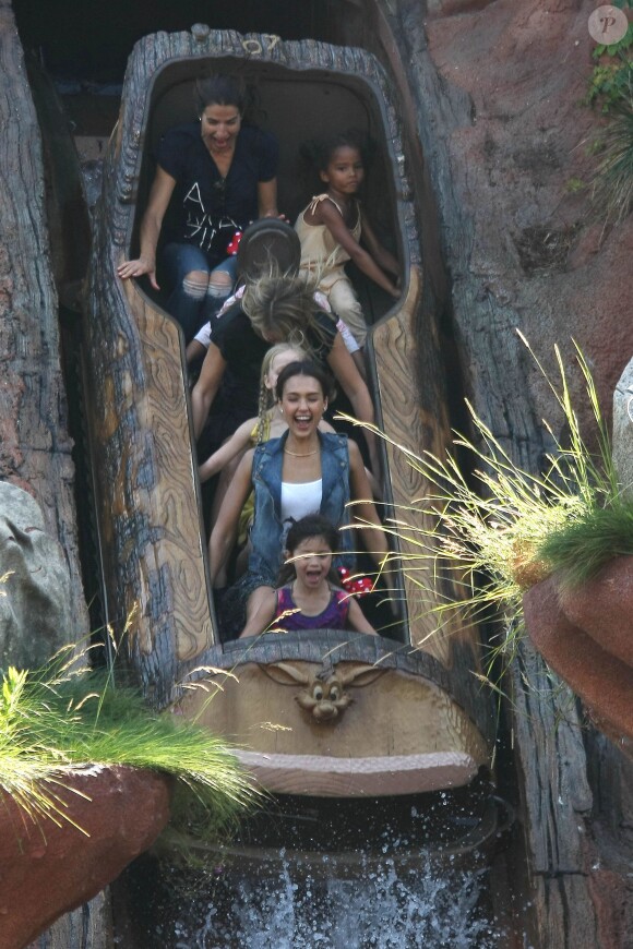 Jessica Alba a passé la journée à Disneyland Resort avec son mari Cash Warren et ses filles Honor et Haven, le 9 juin 2014 à Los Angeles. 