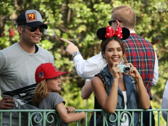 Jessica Alba a passé la journée à Disneyland Resort avec son mari Cash Warren et ses filles Honor et Haven, le 9 juin 2014 à Los Angeles. 