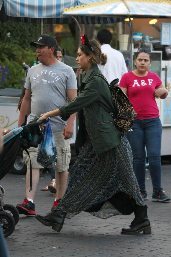 Jessica Alba a passé la journée à Disneyland Resort avec son mari Cash Warren et ses filles Honor et Haven, le 9 juin 2014 à Los Angeles. 