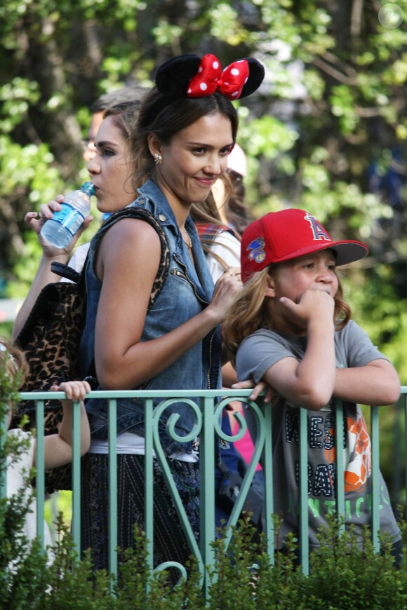 L'actrice Jessica Alba a passé la journée à Disneyland Resort avec son mari Cash Warren et ses filles Honor et Haven, le 9 juin 2014 à Los Angeles.