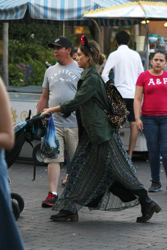 Jessica Alba a passé la journée à Disneyland Resort avec son mari Cash Warren et ses filles Honor et Haven, le 9 juin 2014 à Los Angeles.