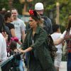 Jessica Alba a passé la journée à Disneyland Resort avec son mari Cash Warren et ses filles Honor et Haven, le 9 juin 2014 à Los Angeles.