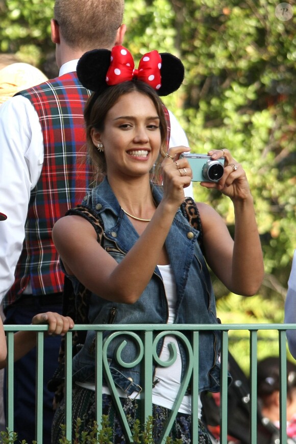 Jessica Alba a passé la journée à Disneyland Resort avec son mari Cash Warren et ses filles Honor et Haven, le 9 juin 2014 à Los Angeles.