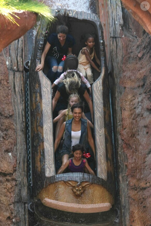 Jessica Alba a passé la journée à Disneyland Resort avec son mari Cash Warren et ses filles Honor et Haven, le 9 juin 2014 à Los Angeles.