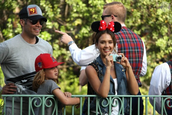 Jessica Alba a passé la journée à Disneyland Resort avec son mari Cash Warren et ses filles Honor et Haven, le 9 juin 2014 à Los Angeles.