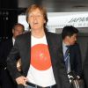 Sir Paul McCartney arrive à Tokyo où il sera frappé par un virus, le 15 mai 2014.