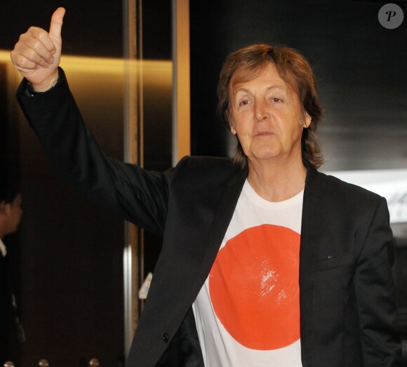 Paul McCartney arrive à Tokyo où il sera frappé par un virus, le 15 mai 2014.