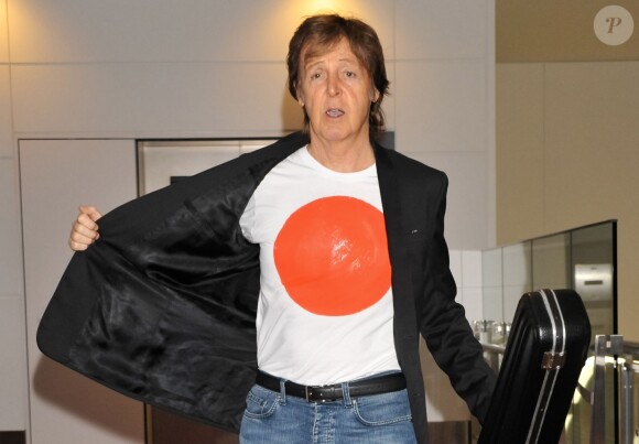 Paul McCartney arrive à Tokyo où il sera frappé par un virus, le 15 mai 2014.