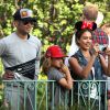 Jessica Alba a passé la journée à Disneyland Resort avec son mari Cash Warren et ses filles Honor et Haven, le 9 juin 2014 à Los Angeles. 