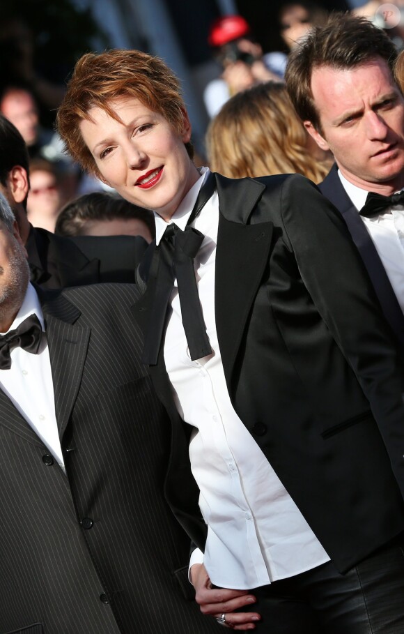 Natacha Polony (habillée en Karl Lagerfeld) - Montée des marches du film "Sils Maria" lors du 67e Festival du film de Cannes. En 2014.
