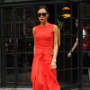 Victoria Beckham quitte l'hôtel The Bowery à New York, habillée d'une robe rouge Victoria Beckham (collection automne-hiver 2014) et de souliers Manolo Blahnik. Le 10 juin 2014.