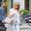 Rosie Huntington-Whiteley, surprise dans le quartier de SoHo à New York, porte des lunettes Stella McCartney, un sac Givenchy (modèle Antigona), un pantalon Etoile Isabel Marant et des souliers Manolo Blahnik. Le 11 juin 2014.