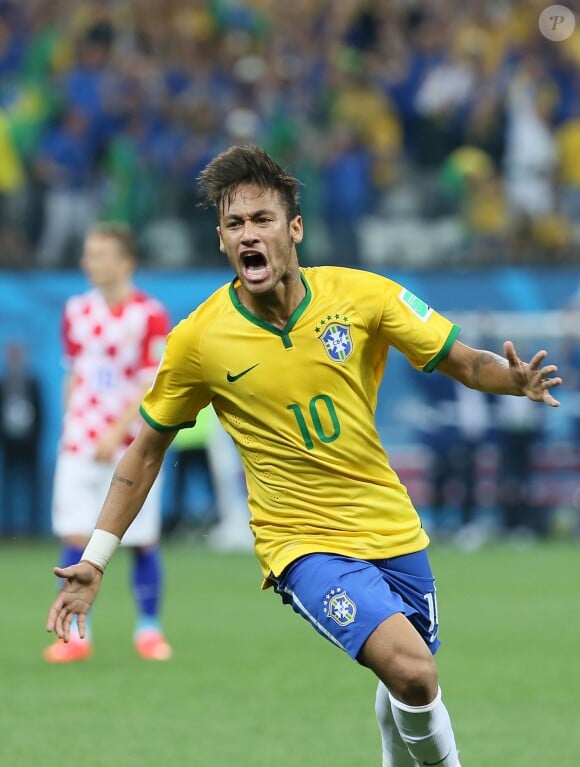 Neymar lors du match d'ouverture de la Coupe du monde entre le Brésil et la Croatie à au Brésil le 12 juin 2014. 
