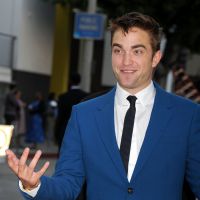 Robert Pattinson, séduisant célibataire face à la bombe Jaime King