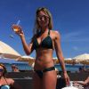 Alex Gerrard : maillot de bain et verre à la main, ses vacances à Ibiza se passent bien, le 13 juin 2014
