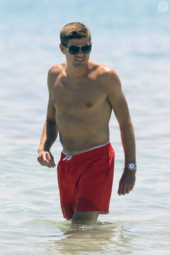 Le joueur de football de Liverpool, Steven Gerrard, profite de la plage pendant ses vacances a Ibiza. Le 14 juin 2013  Liverpool's soccer player Steven Gerrard on holidays in Ibiza, Spain, on June 14th, 201314/06/2013 - Ibiza