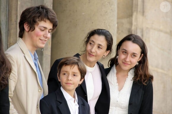 Ingrid Betancourt avec Lorenzo et Mélanie, ses enfants, et Stanislas, son neveu, reçus par Nicolas Sarkozy au palais de l'Elysée, le 4 juillet 2008. Deux jours après sa libération.