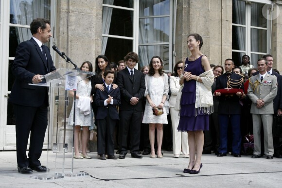 Nicolas Sarkozy décore Ingrid Betancourt dans les jardins de l'Elysée, le 14 juillet 2008. 