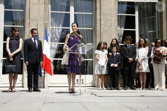 Nicolas Sarkozy décore Ingrid Betancourt dans les jardins de l'Elysée, le 14 juillet 2008. 