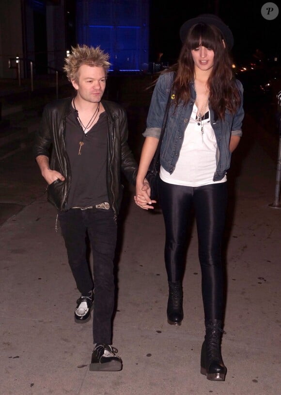 Deryck Whibley et sa petite amie sortent du restaurant à Los Angeles, le 12 mars 2012. 