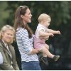 Le prince George de Cambridge était présent et étroitement surveillé par sa maman Kate Middleton le 15 juin 2014 lors du Jerudong Trophy que disputait le prince William, à Cirencester Park près de Londres