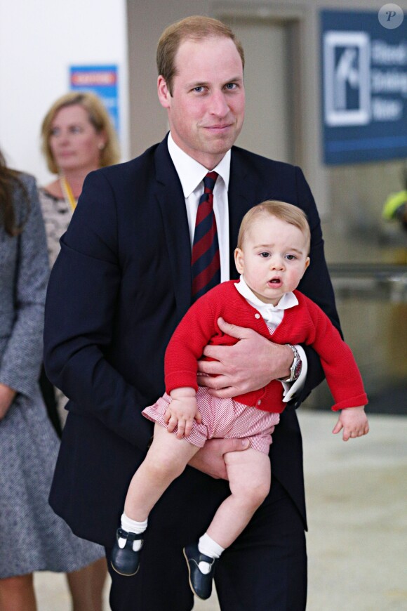 Le prince George de Cambridge, fils du prince William et de Kate Middleton vu ici le 25 avril 2014 à la fin de la tournée officielle de la famille, est grtifié d'une pièce en argent commémorative pour son premier anniversaire, qui sera fêté le 22 juillet 2014