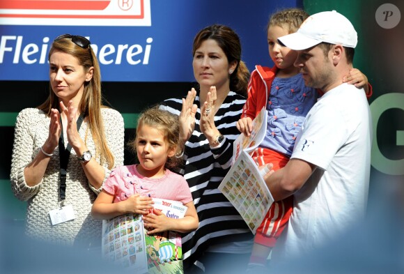 Mirka Federer et ses fillettes, Riva et Myla, lors de la finale de Roger Federer à Halle, le 15 juin 2014