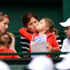 Mirka Federer et ses deux filles, Riva et Myla, venus appeler leur époux et père Roger Federer à Halle, le 15 juin 2014