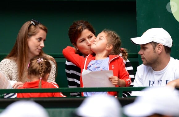 Mirka Federer et ses deux filles, Riva et Myla, venus appeler leur époux et père Roger Federer à Halle, le 15 juin 2014